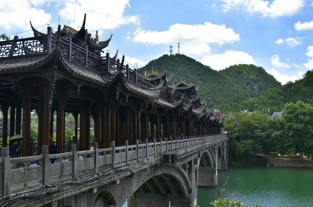 夏天嗓子疼什么原因？
