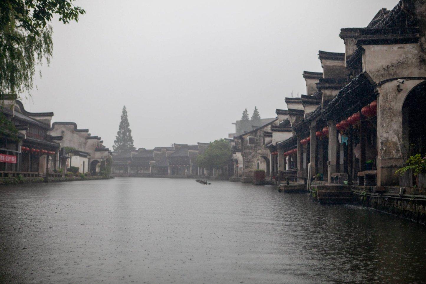 视频拍下辽宁营口某滑雪场缆车外悬挂一游客 景区：系个人操作失误导致 已救下